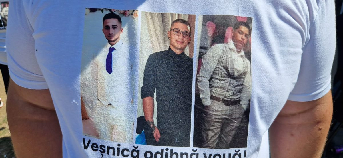 Cei 3 băieți loviți mortal de șoferul băut, în Alba, înmormântați în sicrie albe. Oamenii au avut tricouri cu chipurile lor