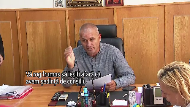 Primarul din Crevedia s-a ascuns în toaletă de reporterul Știrilor PRO TV. Locuitorii au mers la edil să îi ceară explicații