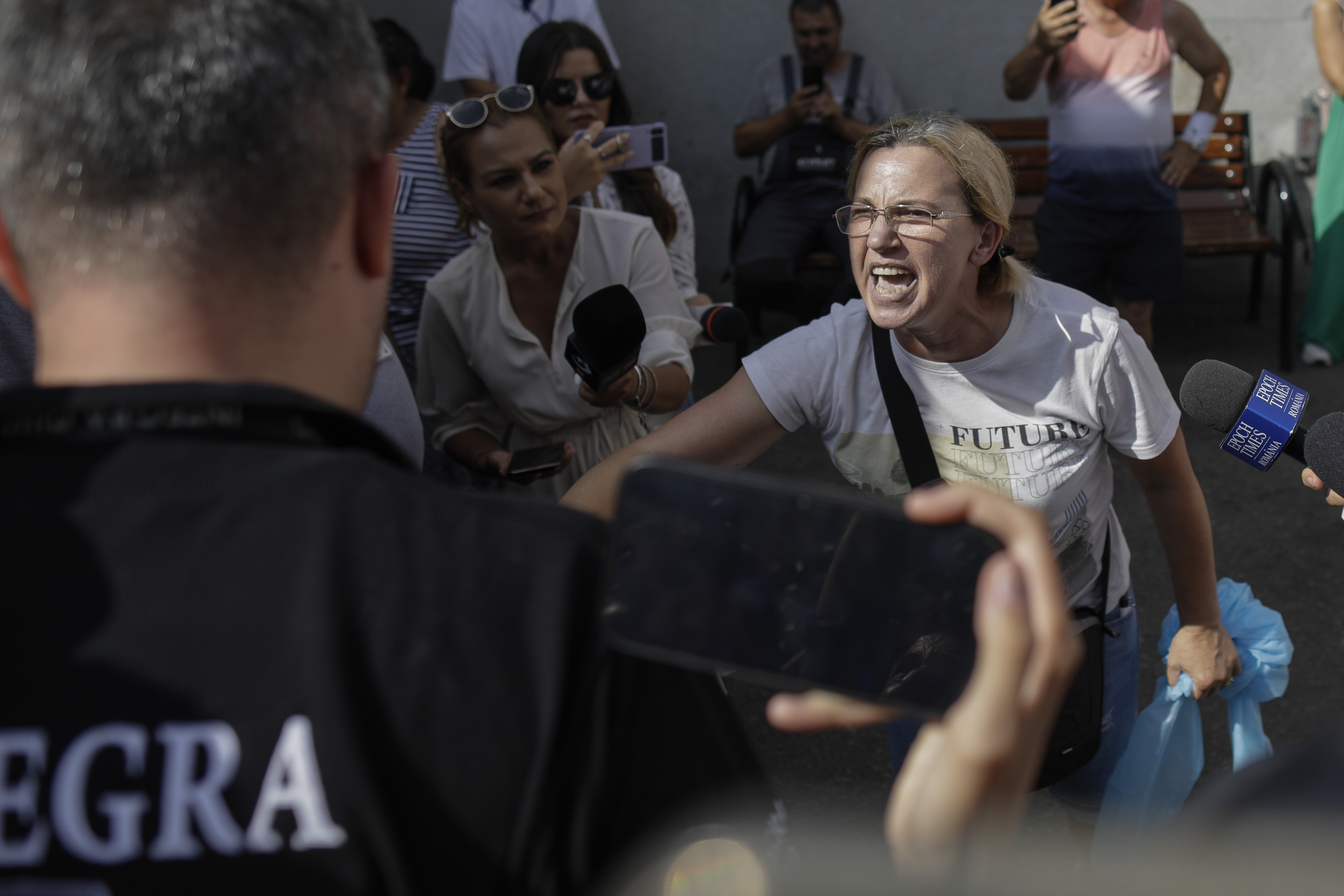 O femeie, nemulţumită de vizita preşedintelui la Spitalul Floreasca. „Să stea în salon unde a stat mama, asta îi doresc”