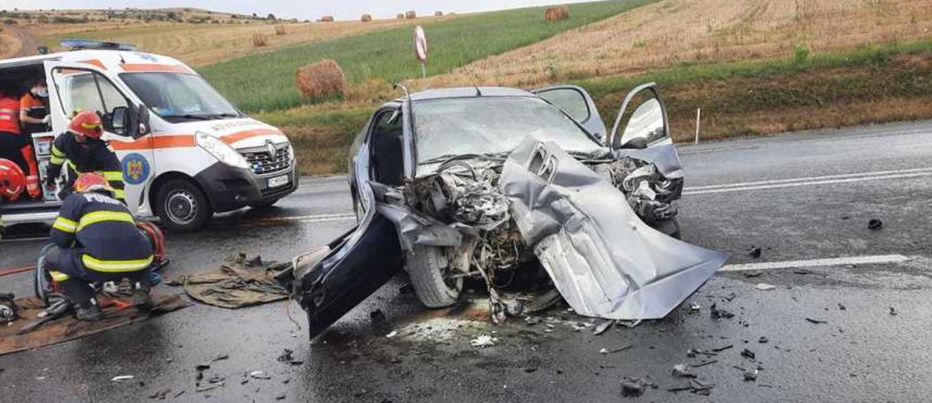 O femeie a murit şi un bărbat a fost rănit după ce maşina în care se aflau s-a ciocnit cu un TIR în județul Cluj