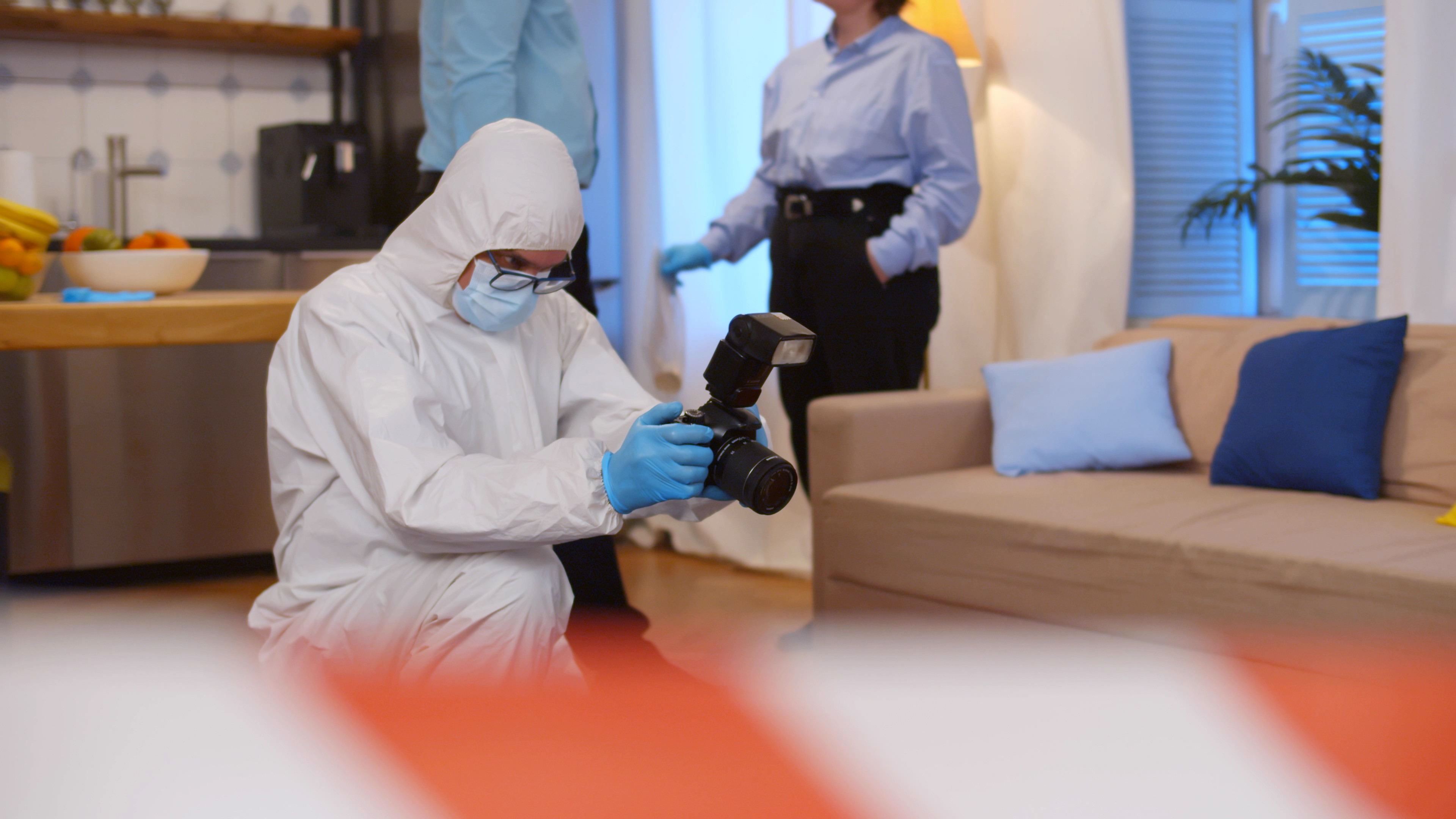 Doi copii și părinții lor au fost găsiți morți în apartamentul în care locuiau. Ce au descoperit polițiștii în casă