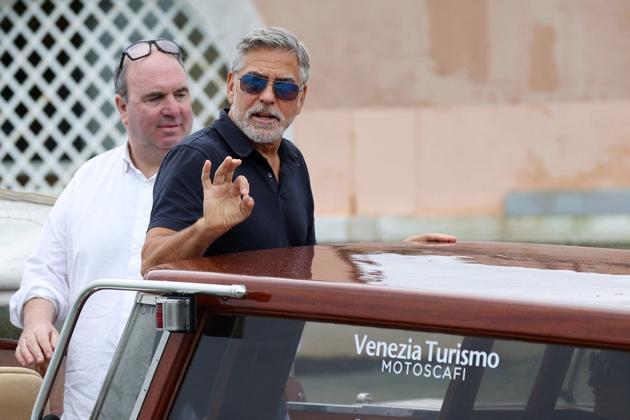 George Clooney și soția sa, eleganți pe străzile din Veneția. Amal a furat toate privirile, într-o rochie mulată