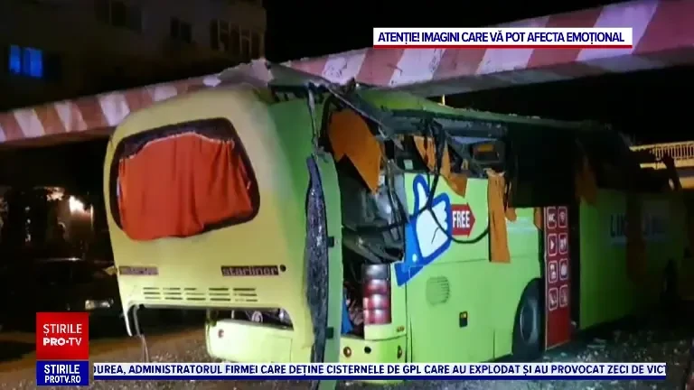 Autocar cu ucraineni, secerat de la jumătate după impactul cu un limitator. Ca prin minune, toți pasagerii au scăpat cu viață