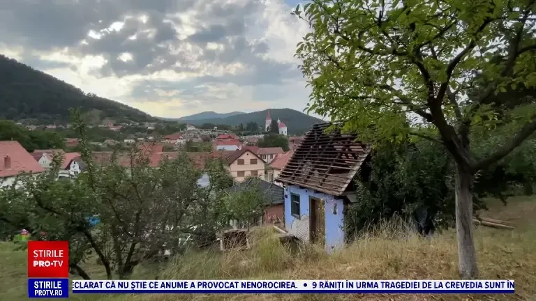 Povestea micuței case albastre cu ferestre verzi din Mărginimea Sibiului. Are 200 de ani și a fost luată de la un preot