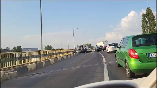 Impact frontal pe o șosea din Iași. Trei oameni au fost la un pas de moarte | VIDEO