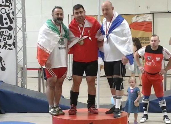 Decizie șocantă. Un halterofil din Iran a fost suspendat pe viaţă pentru că a dat mâna cu un sportiv israelian