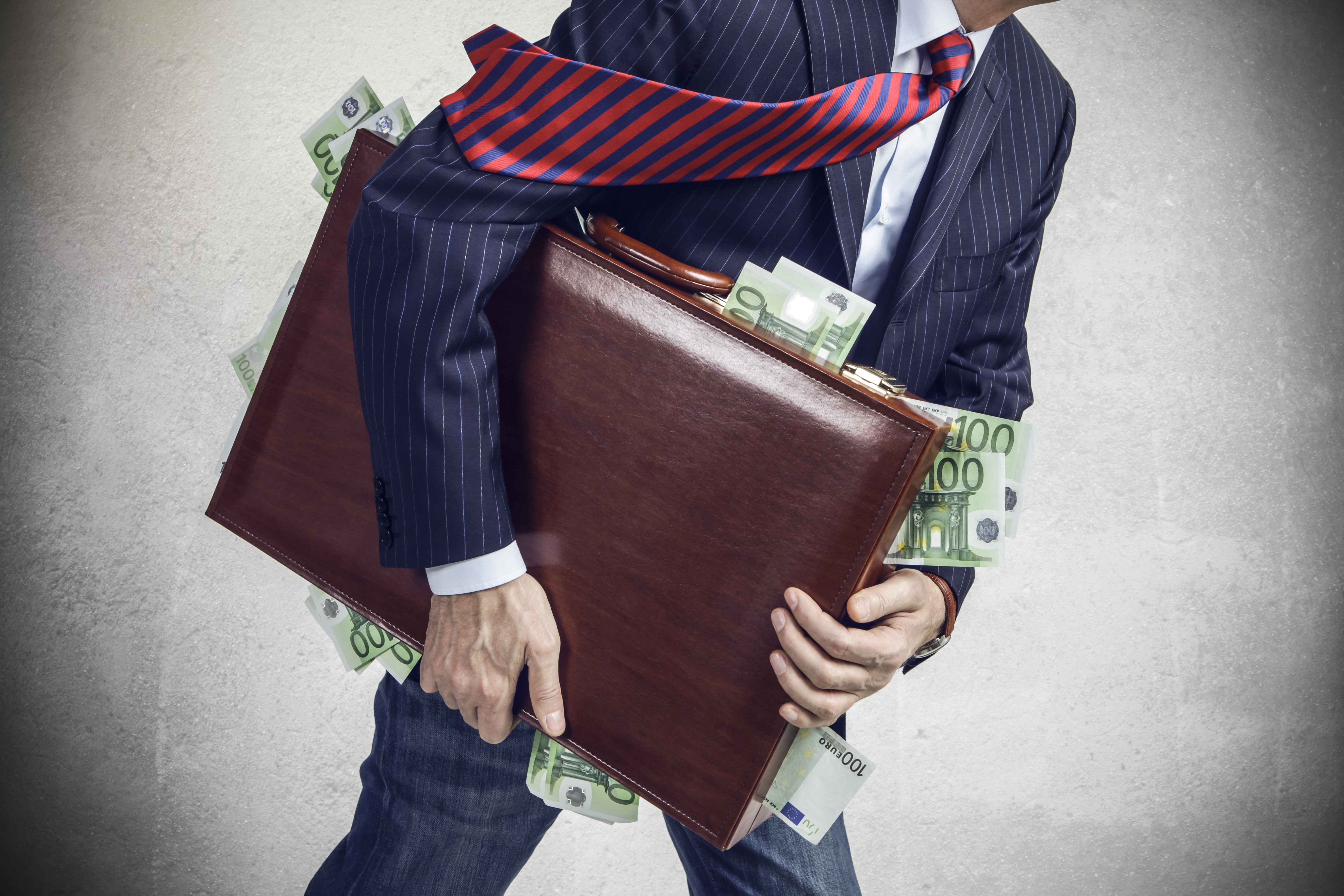 Un bărbat a găsit o pungă cu 5.000 de dolari într-o parcare și i-a păstrat. Ce a pățit după trei luni