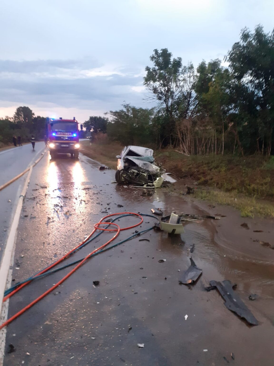 TIR încărcat cu zeci de tone de combustibil, impact violent cu un autoturism pe DN 24. Doi tineri au ajuns la spital | FOTO