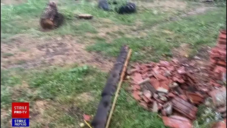 Aproape jumătate din țară, vizată de cod portocaliu de vreme rea. „Tot ce aprins în cale a smuls. Peste tot sunt necazuri”