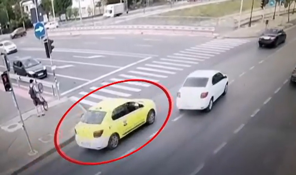 Un taxi s-a răsturnat într-o intersecție din Iași, după un impact cu o altă mașină