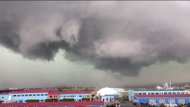 Furtunile și ploile torențiale au făcut prăpăd în toată țara. Puhoiul a rupt o bucată dintr-un drum