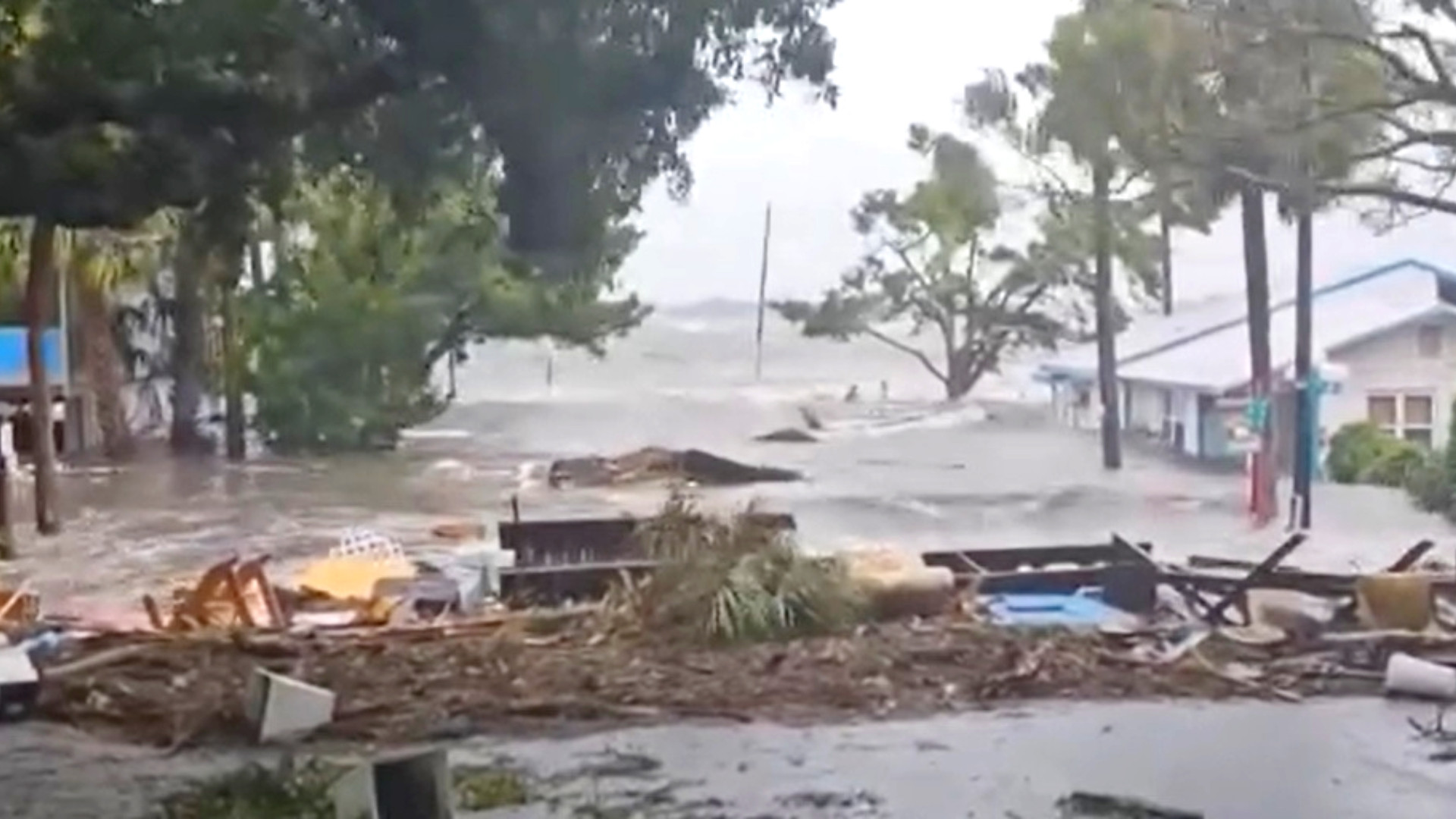 Uraganul Idalia a lovit puternic coasta statului Florida. Biden: „Nu cred că cineva mai poate nega impactul crizei climatice”