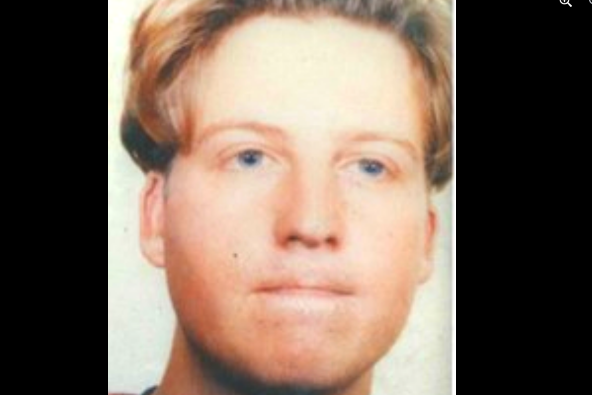 Misterul unui bărbat mort acum 27 de ani, găsit sub un pod. Avea la el o carte despre Batman, un fluier și o biblie