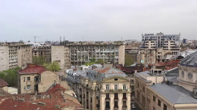 Micile afaceri încă funcționează la parterul clădirilor cu risc seismic mare, deși este ilegal. Ce spun autoritățile