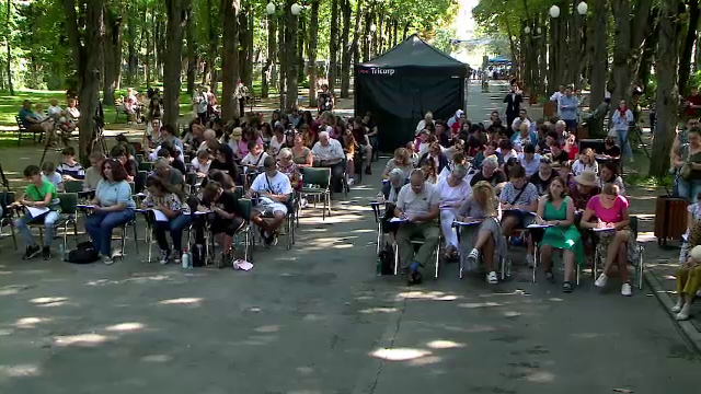 Cum au sărbătorit localnicii din Iași Ziua Limbii Române. Ambasadorul UE la Chișinău a cântat o melodie rock în română