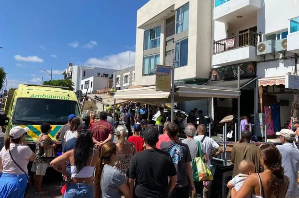 Opt persoane au fost rănite după ce o mașină a intrat într-un restaurant. Printre victime, un bebeluș și un copil de 5 ani