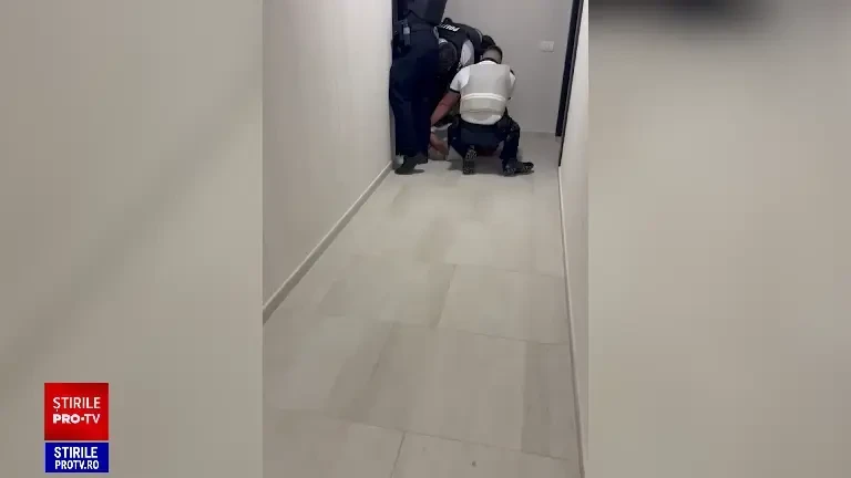 Momentul în care au fost încătușați traficanții care au sechestrat 2 srilankezi în Timișoara. Ce videouri trimiseseră rudelor