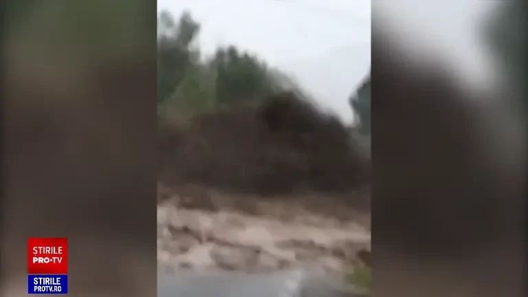 „Zboară apa peste stradă”. Vijeliile și inundațiile au măturat tot ce le-a stat în cale în mai multe județe din țară