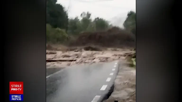 „Zboară apa peste stradă”. Vijeliile și inundațiile au măturat tot ce le-a stat în cale în mai multe județe din țară