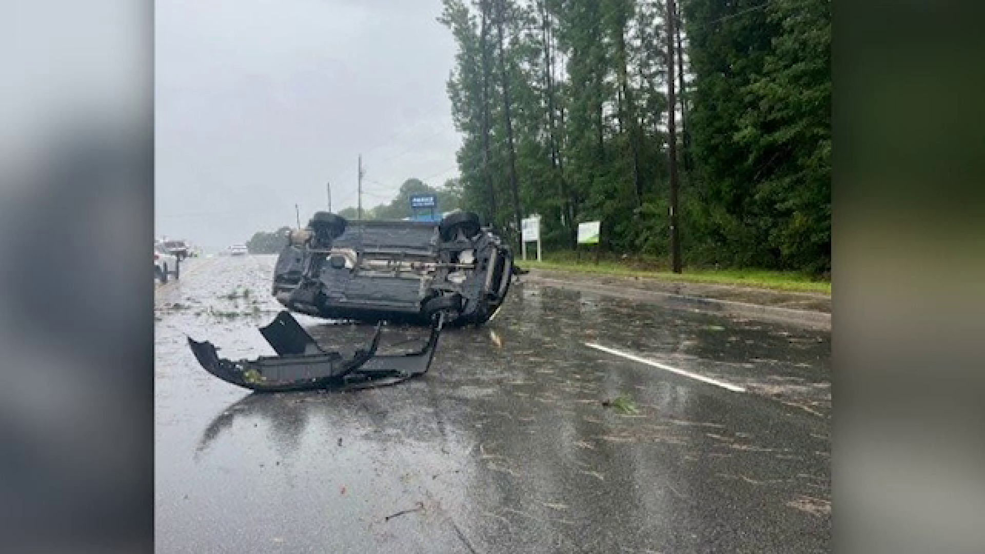 Momentul în care o mașină este luată pe sus de furtuna Idalia, în Florida. Pasagerii s-au ales cu răni ușoare | VIDEO