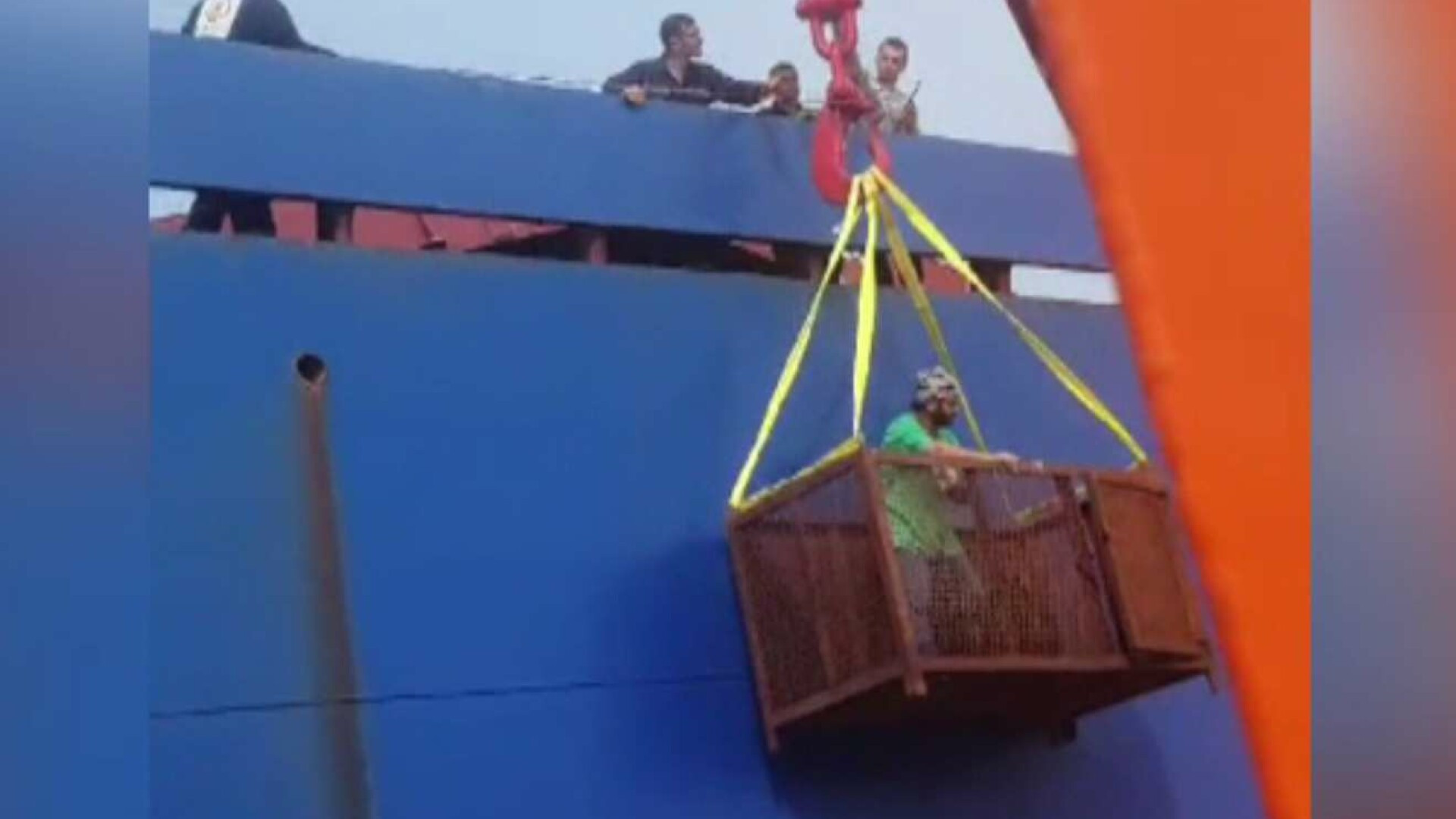 Misiune de salvare la Sulina. Un cetățean turc, preluat de o navă până la ambulanță