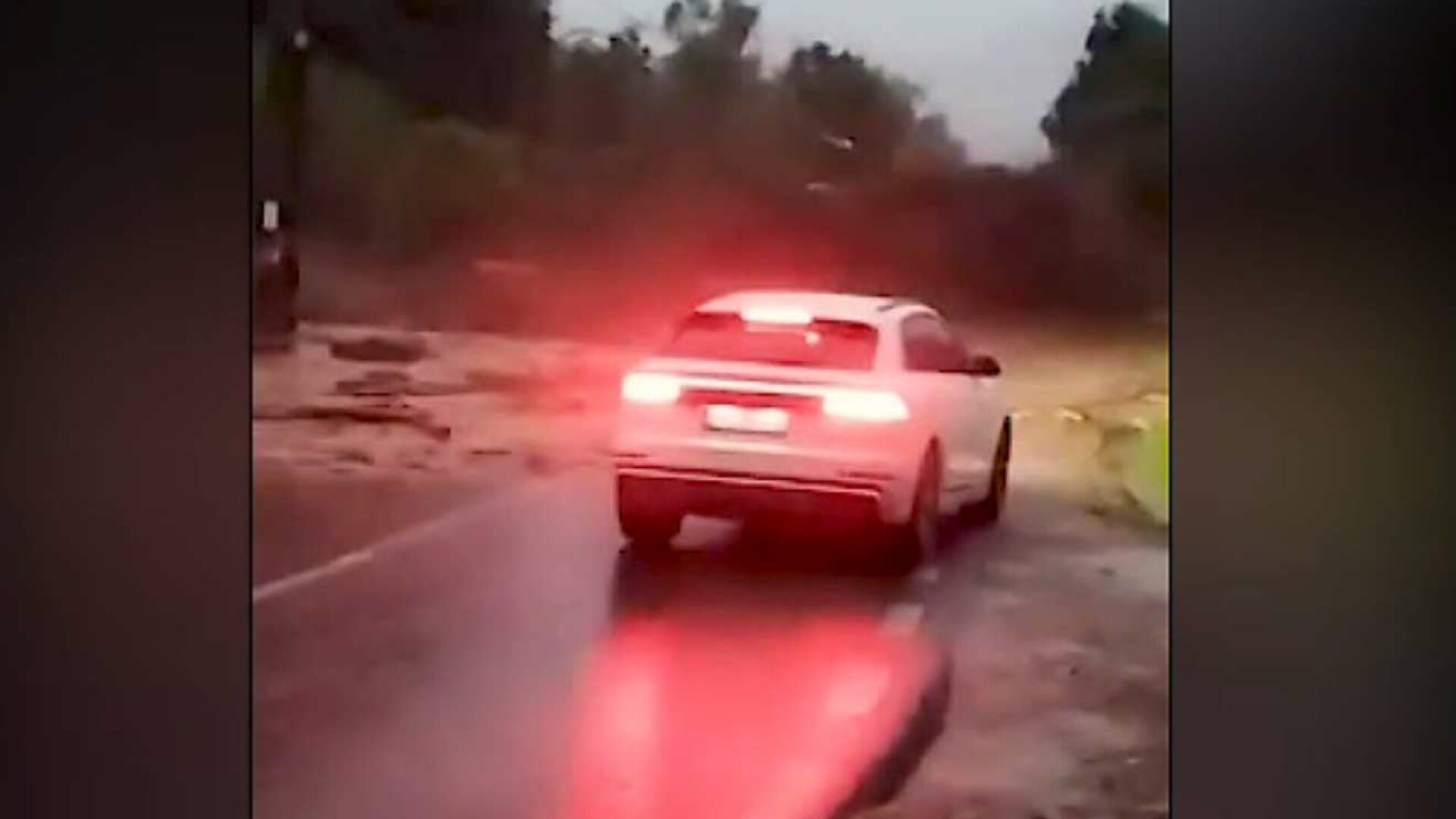 Furtunile au făcut prăpăd în Galați și Bistrița. Un șofer a scăpat doar cu zgârieturi după ce a fost surprins de viitură