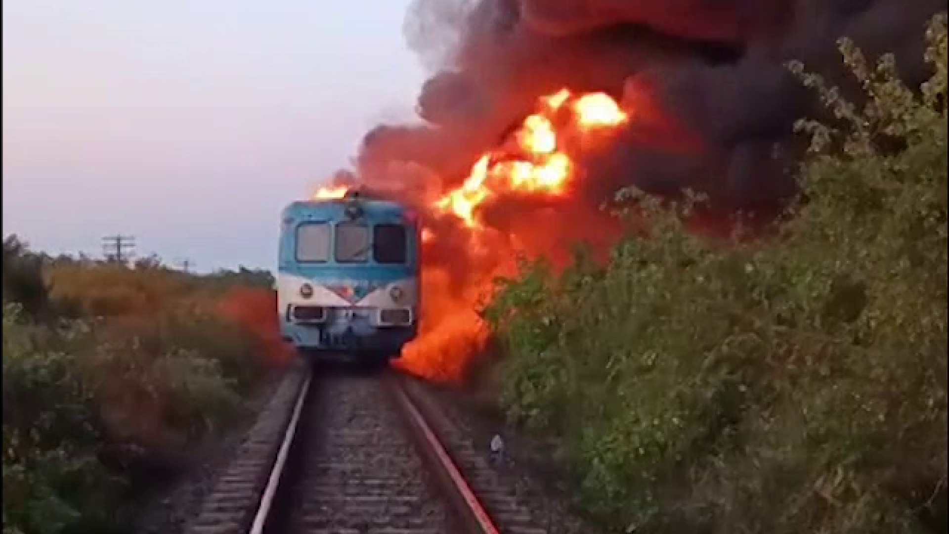 Filmul evenimentelor. Cum a luat foc în mers trenul de pe ruta Arad-Oradea. Oamenii au fugit speriați pe câmp