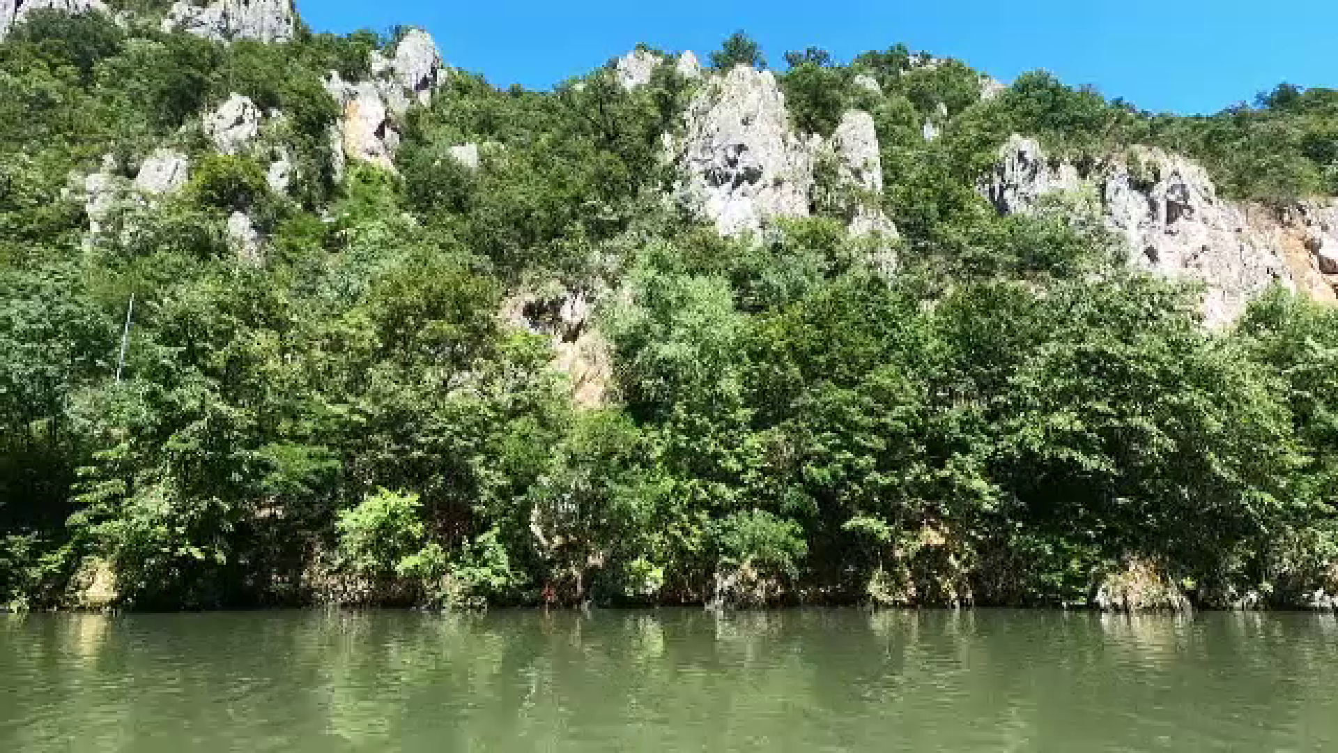 Pe Clisura Dunării au apărut sute de hoteluri, pensiuni și vile de vacanță. Ce pot face turiștii într-un peisaj unic