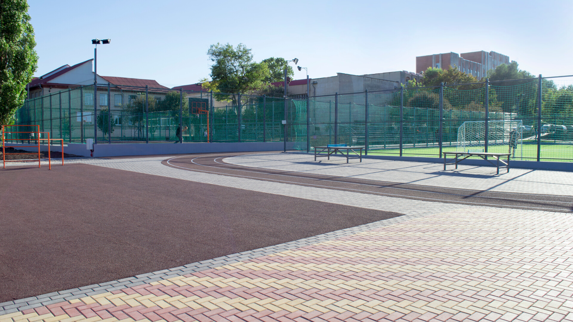 Un copil obligat de profesor să alerge pe timp de caniculă a murit pe terenul de sport. Băiatul implora să primească apă