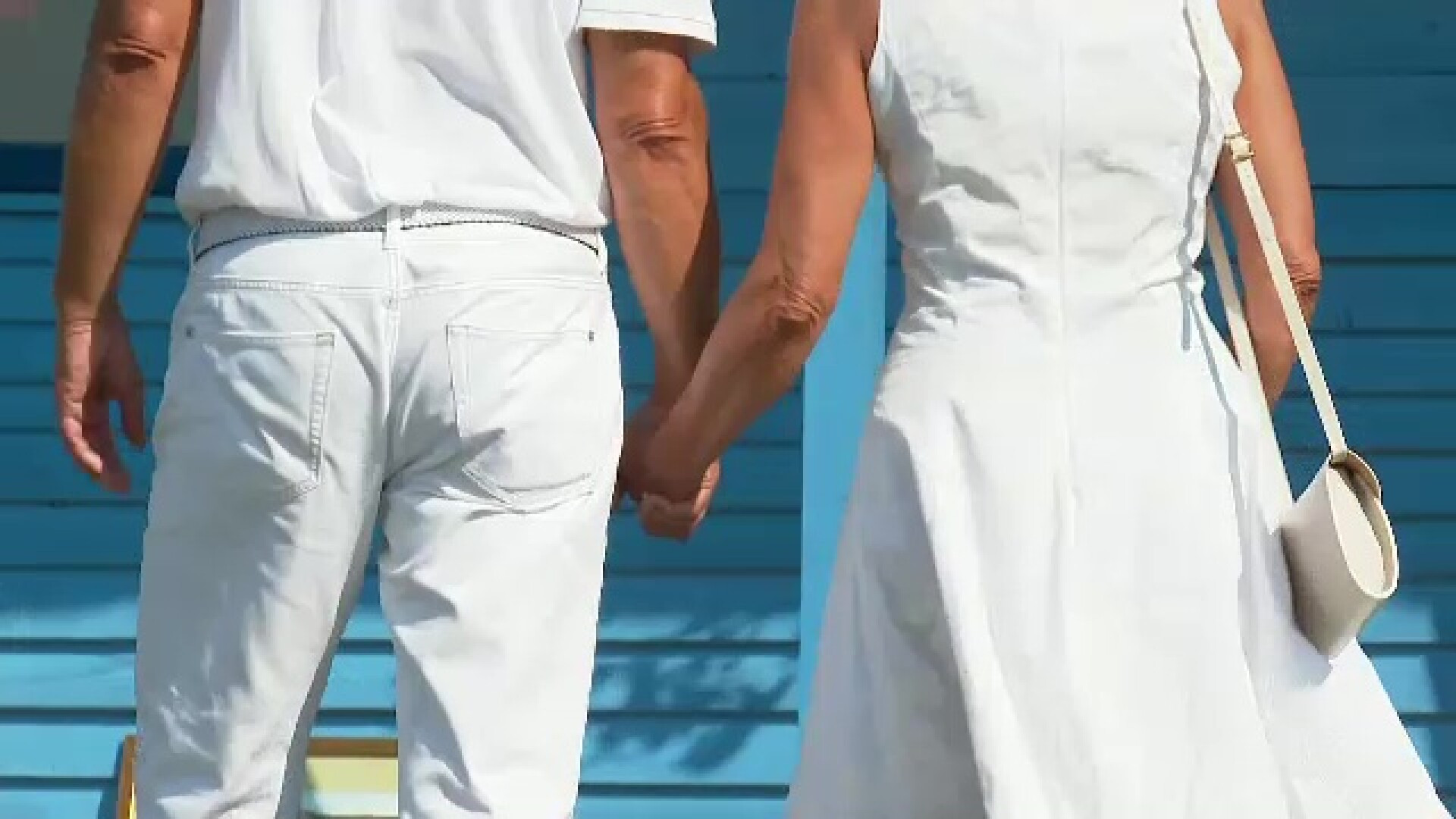 Ce încălțăminte a purtat Carmen Iohannis în Delta Dunării. Președintele a avut grijă să o ajute