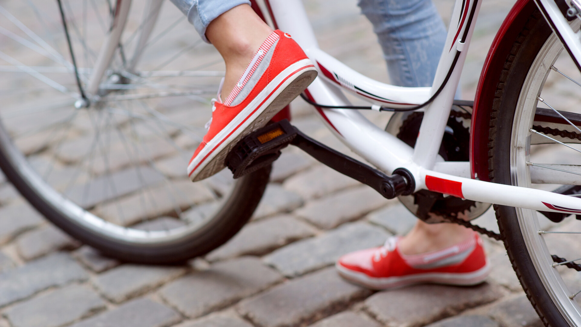 Femeie decedată, după ce a căzut de pe bicicletă într-un canal de colectare a apei din Timiș