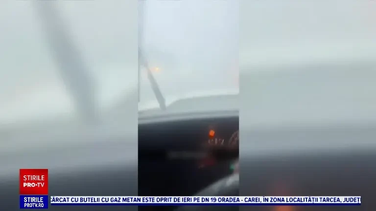 Momentul în care o mașină este luată pe sus de furtuna Idalia, în Florida. Pasagerii s-au ales cu răni ușoare | VIDEO