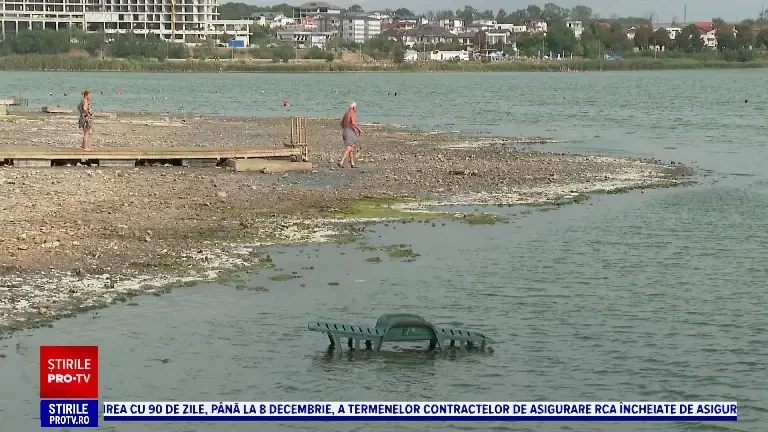 Lacul Techirghiol a secat din cauza secetei din această vară. Turiștii se bucură de nămol, mai bogat în săruri și minerale