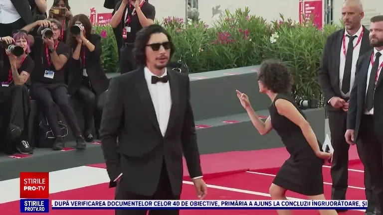 Starurile care au pășit pe covorul roșu de la Festivalul de Film de la Veneția. Ce spune Adam Driver despre greva actorilor