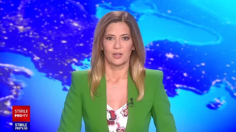 Un șofer a decupat plafonul mașinii pentru a merge cu un taur pe autostradă. Ce a urmat | FOTO