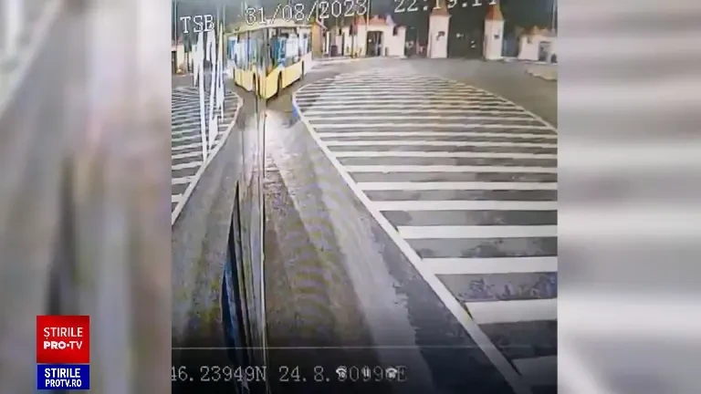 Momentul în care o mașină se izbește violent de două autobuze staționate, în Sibiu. Greșeala flagrantă comisă de șofer