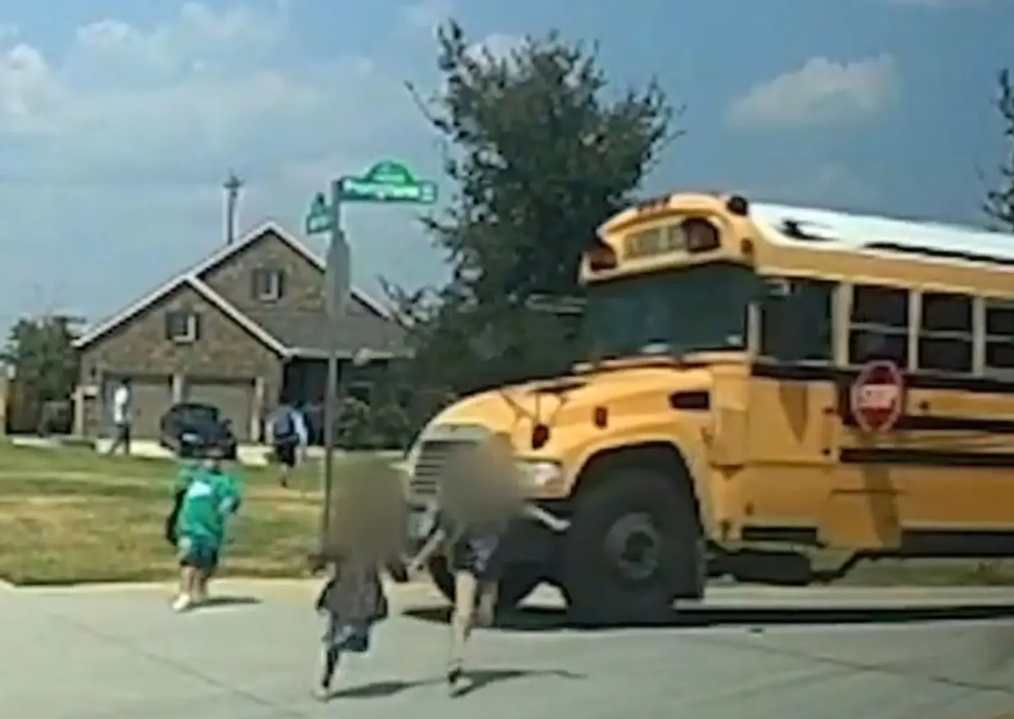 Momentul în care un autobuz școlar este la un pas de a lovi trei copii care traversau strada
