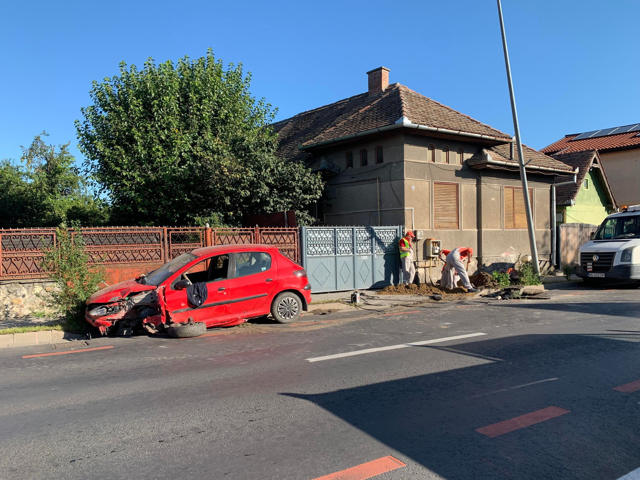 Un şofer băut a intrat cu maşina într-o ţeavă de gaz, în Sibiu. Bărbatul a ajuns apoi la spital | FOTO