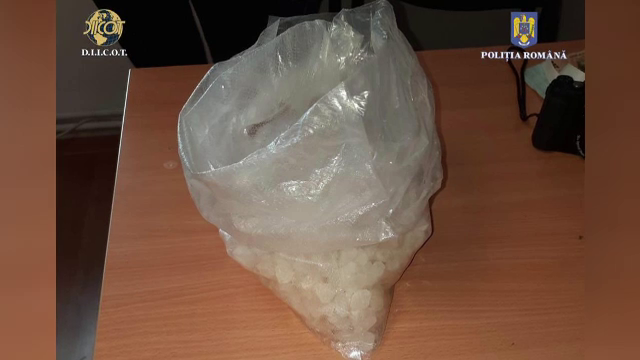Captură impresionantă de droguri, la Brăila. 10 kilograme au fost găsite sub scaunul unui șofer, iar 20 într-o roată
