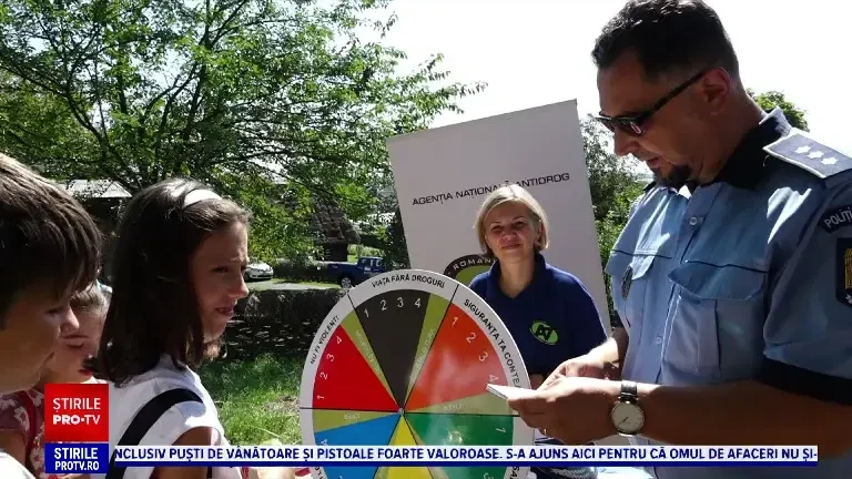 Jandarmii au prezentat copiilor tehnica de luptă, la Muzeul Satului din Baia Mare. ”Ne apără de răufăcători”