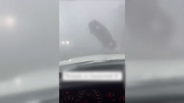 O tânără însărcinată care fugea de uragan a fost luată pe sus, cu tot cu mașină, de o tornadă. A scăpat fără nicio zgârietură