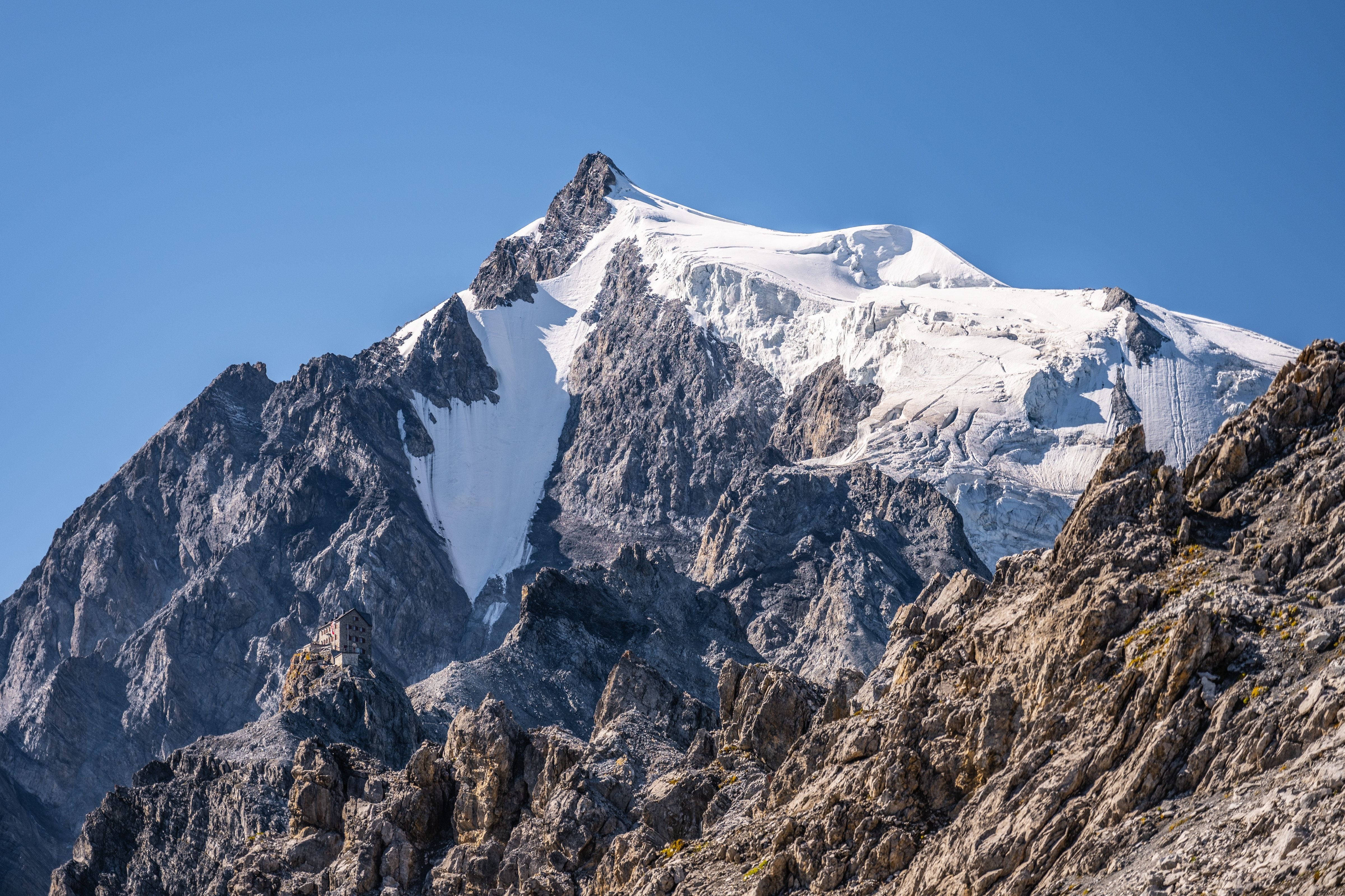 Un alpinist român și unul german au murit în Alpii italieni. Un membru al expediției a alunecat și i-a tras după el