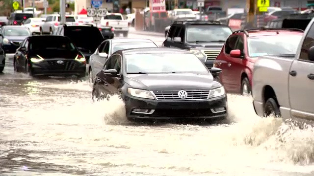 Ploile torențiale au provocat inundații și pagube în multe regiuni din SUA. Apa a trecut de o jumătate de metru pe străzi