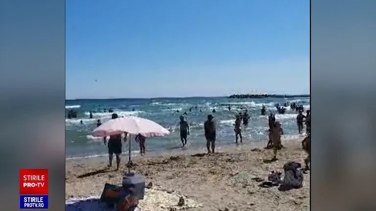 Un copil de 10 ani a fost luat de curenți în Neptun. Turiștii au ignorat din nou steagul roșu