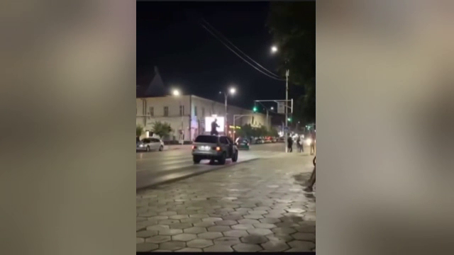 Ce amendă a primit un șofer care conducea prin Rădăuți cu un pasager ieșit prin trapa mașinii