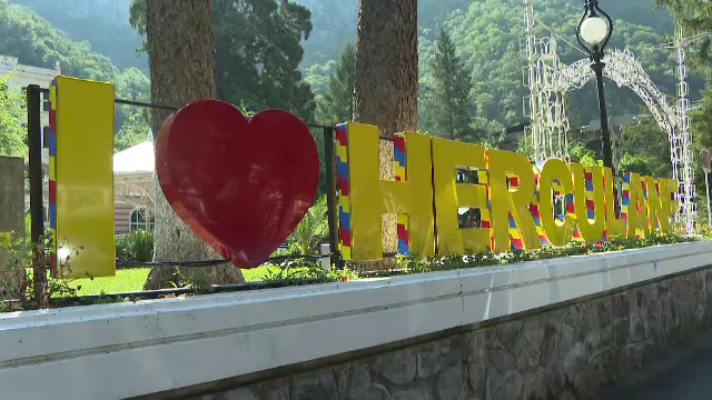 Băile Herculane încep să renască. Mii de turiști din țară și din afară și-au petrecut vacanțele în stațiune vara aceasta