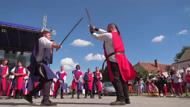 Turiștii au putut afla tainele cavalerilor teutoni la Festivalul Medieval de la Cetatea Feldioara. ”Mi se pare extraordinar”