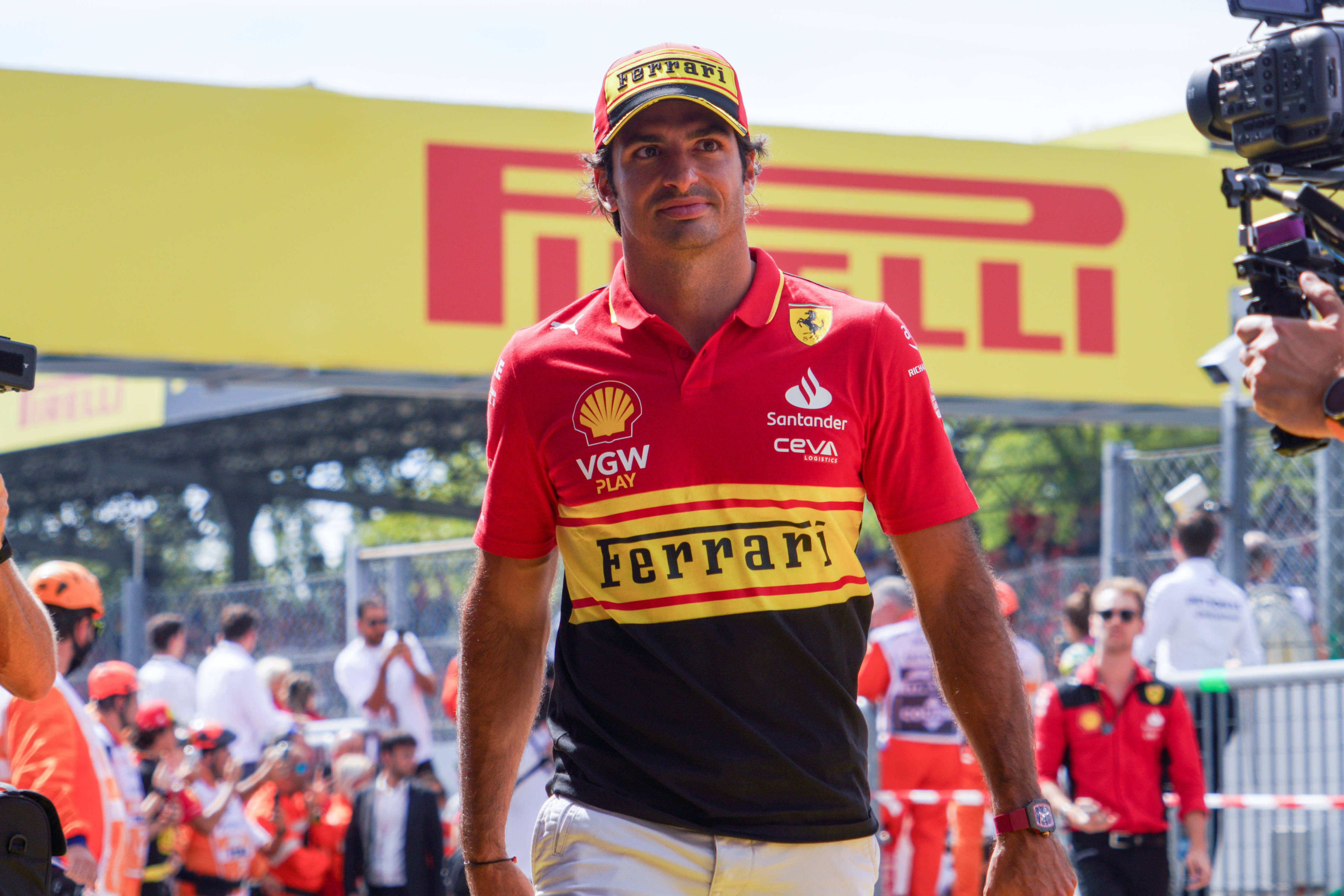 Pilotul de Formula 1 Carlos Sainz a fugit și a prins hoții care i-au furat ceasul de lux la Monza VIDEO