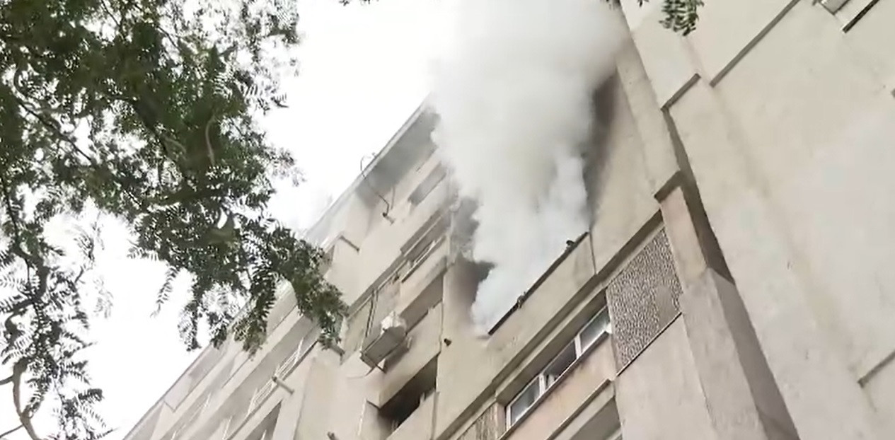 Incendiu violent într-un bloc din Cluj-Napoca. Mai multe persoane s-au autoevacuat