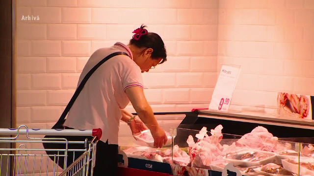 Românii și-au schimbat comportamentul la cumpărături, din cauza prețurilor. „Când aflăm de promoții o tăiem la cumpărături”